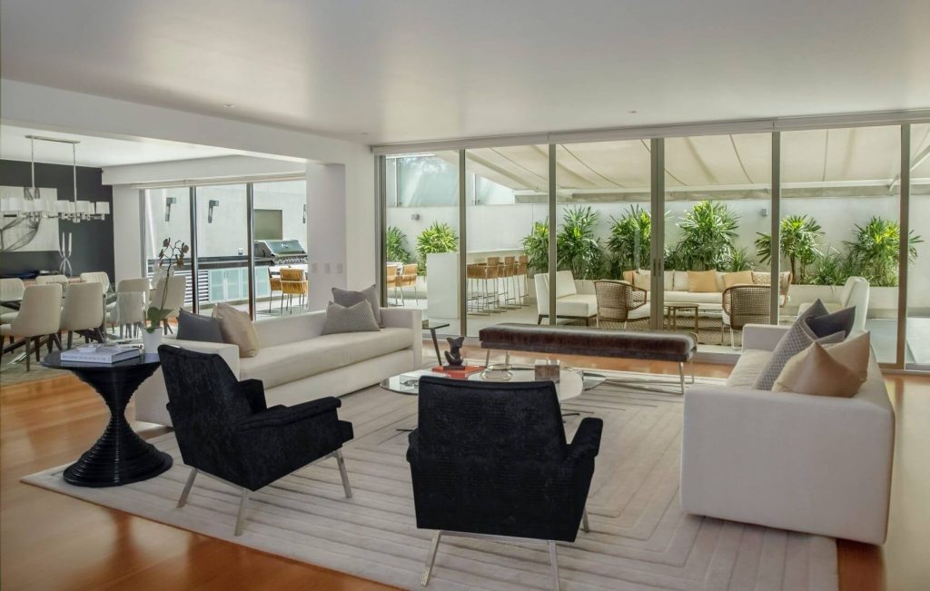 salon elegante con vistas