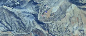 Vista aérea de una finca rústica con parcelas agrícolas y relieve montañoso en La Cegarra