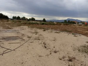 Parcela rústica de terreno seco y despejado con montañas al fondo en Aguaderas, Lorca